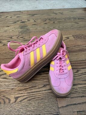 adidas Gazelle bliss pink Suede Sneakers with Yellow Stripes Size 9